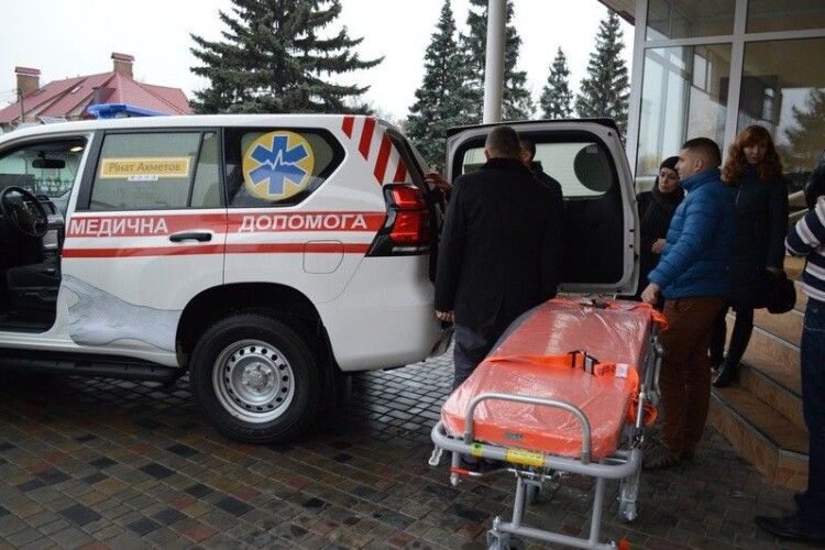Фонд олігарха Ріната Ахметова придбав для ковельських медиків автомобіль
