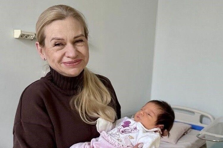 Невигадана різдвяна історія: українка народила першу дитину в 46 років