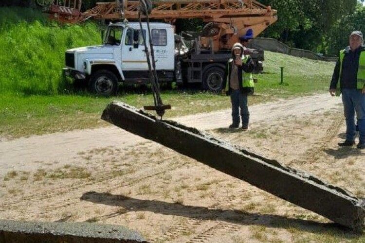 З озера в Рівному витягли 8-метрову брилу (Фото)