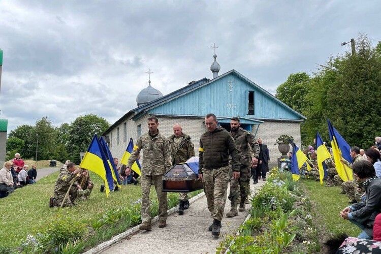 Ми ніколи не пробачимо ворогові: волинське містечко прощалося із Героєм, який захищав Україну (Фото)