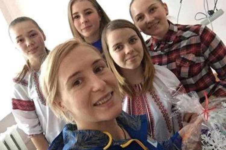 Учні колківського ВПУ привітали з новорічно-різдвяними святами Майю Москвич