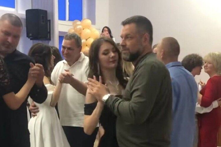 11-класниця з Нововолинська, яка була у реанімації у важкому стані, станцювала на своєму випускному