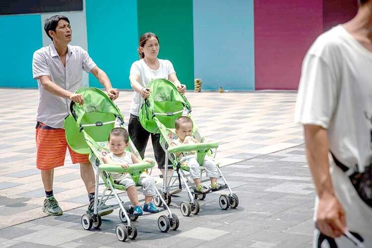 У Китаї тепер замість однієї дитини вимагають трьох