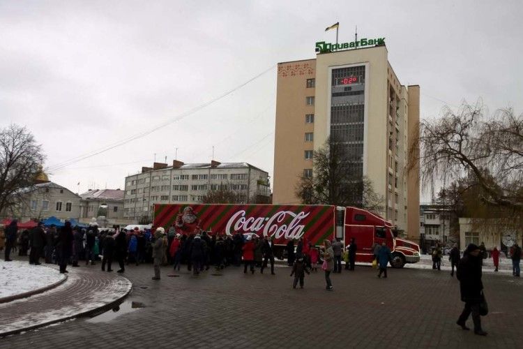 Святкова вантажівка Coca-Cola вже на Театральному майдані Луцька