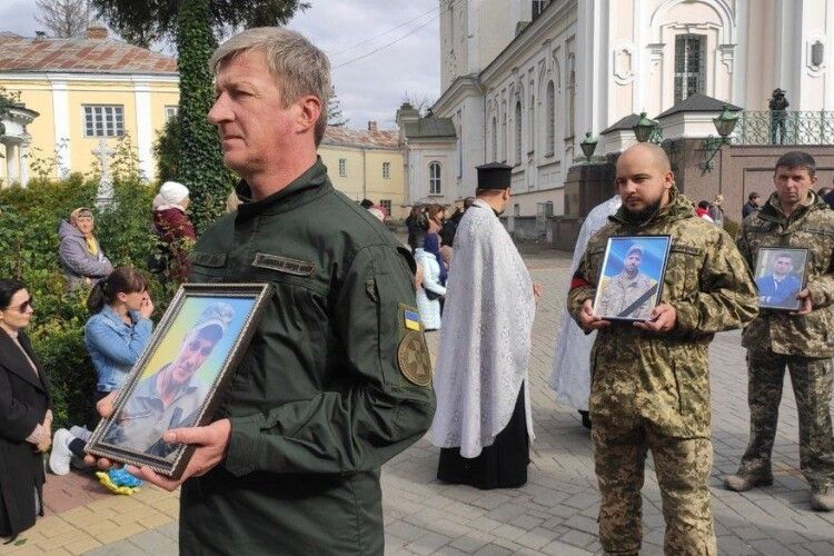 У Луцьку провели в останню дорогу трьох загиблих на війні Героїв (Фото) 