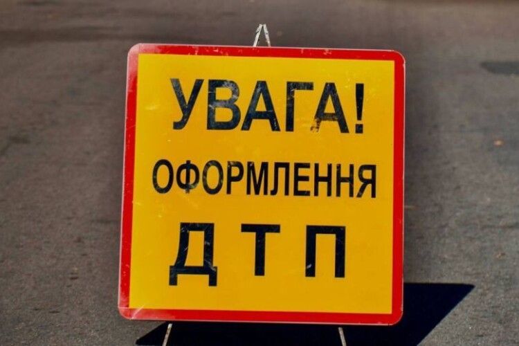 Вистрибнула під колеса автівки: на Волині водію інкримінують доведення особи до самогубства