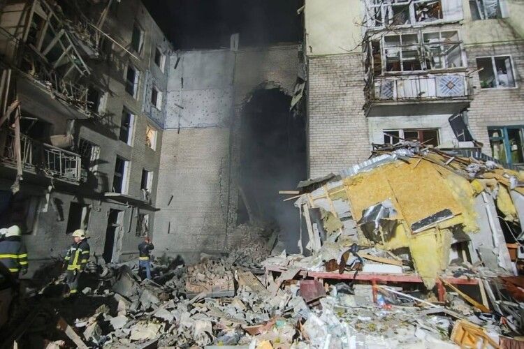 Російські ракети вночі зруйнували багатоповерхівку в Миколаєві: двоє людей загинуло