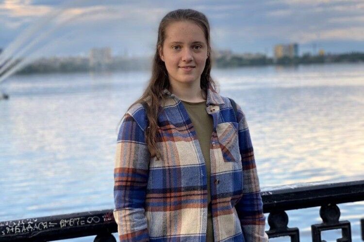 Юна волинянка шиє військову амуніцію для українських воїнів