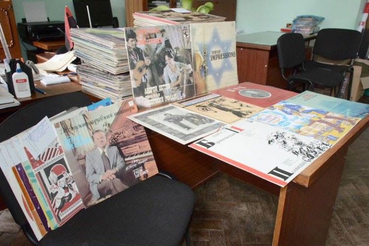 Лучанин передав музею велику колекцію рідкісних грамплатівок