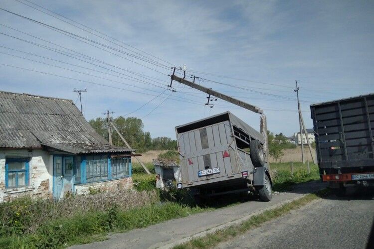 У Торчині причіп вантажівки відлетів і пошкодив електроопору (Фото)