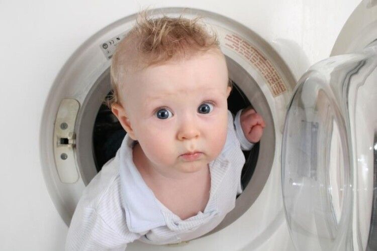 На Рівненщині 2-річній дитині у пральній машині «зажувало» руку