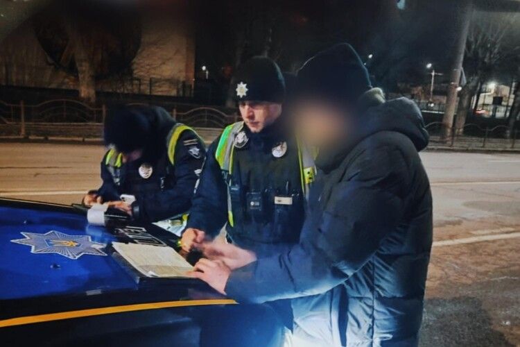 У Луцьку зупинили водія «BMW» без прав, документів та під кайфом