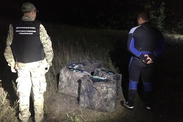 Прикордонники Луцького загону припинили дві незаконні тютюнові оборудки (Фото)