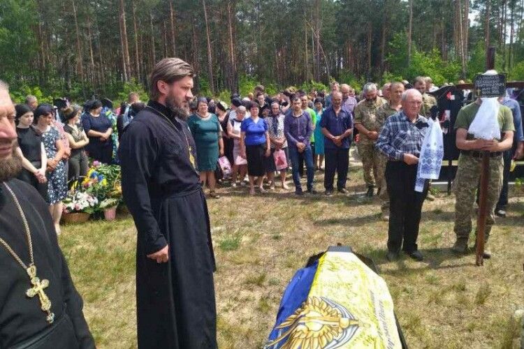 Волинь – у жалобі: сотні людей прийшли на похорон молодого Воїна (Фото)