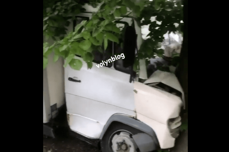 У Луцьку вантажівка влетіла у дерево (Відео)