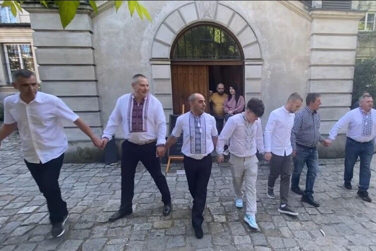 На Прикарпатті 225 чоловіків півтори години танцювали «Сербен» (Відео)