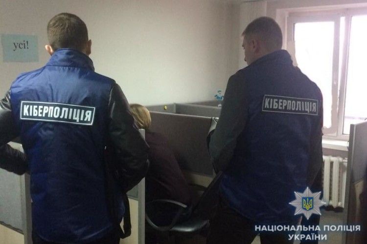 Поліцейські затримали банкіра, який продавав службову інформацію