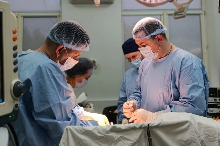 На Волині рятували чоловіка, який впав з даху