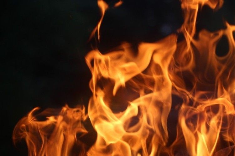 Під час спалювання сміття згоріла однорічна дитина