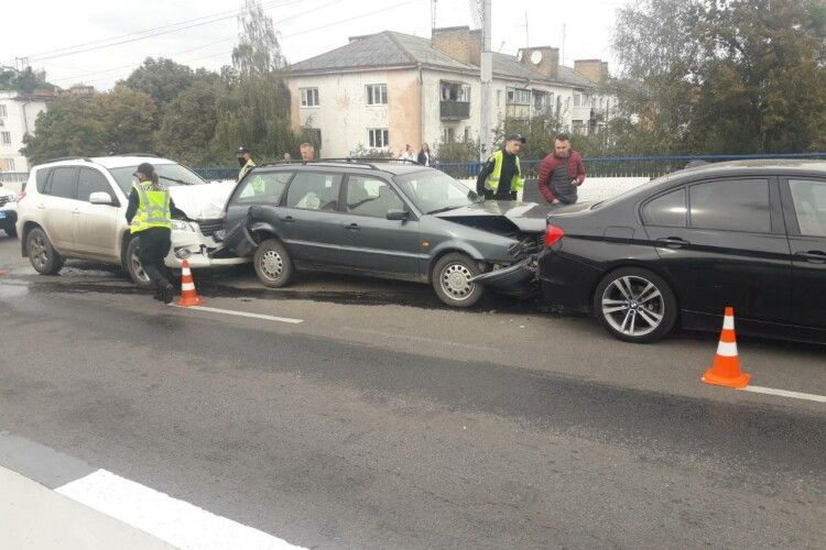 У Луцьку знову аварія на мості – не розминулися три автівки (Фото)