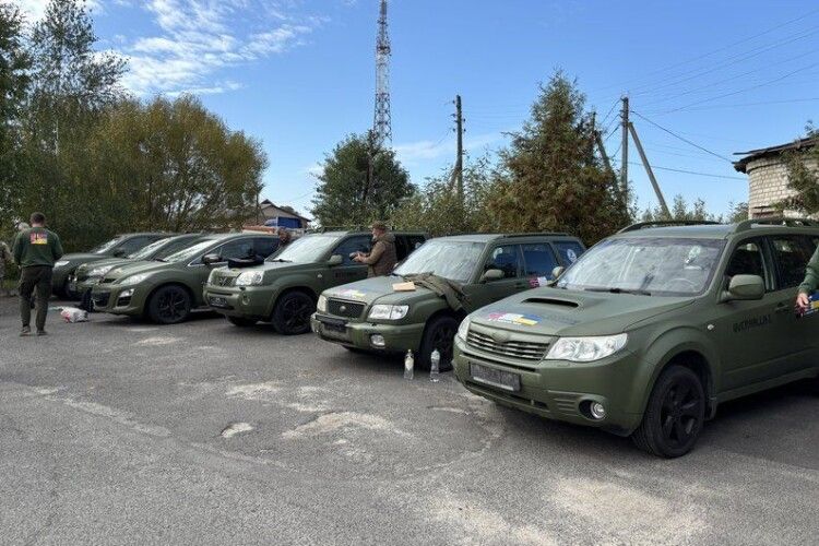 У Шацькій громаді волонтери з Норвегії передали 9 авто для ЗСУ