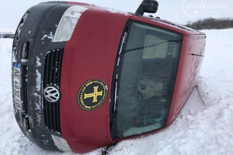 У Маріуполі перевернувся автомобіль капеланів