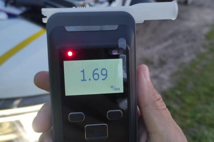 Випив оковитої і сів за кермо: на Волині зупинили тракториста-порушника