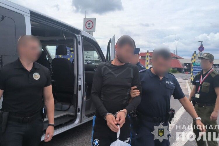 Волинські поліцейські розшукали злочинця у Республіці Польща: зарубіжні колеги забезпечили його екстрадицію (Фото)