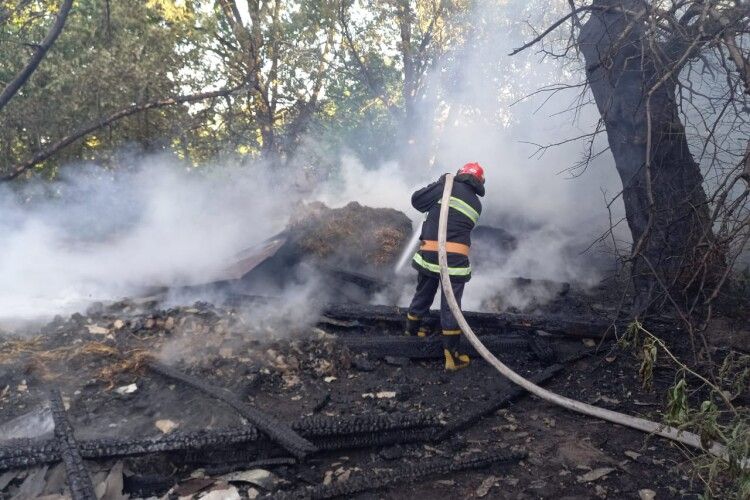 Вогонь перейшов на будинок: на Дубенщині горів хлів