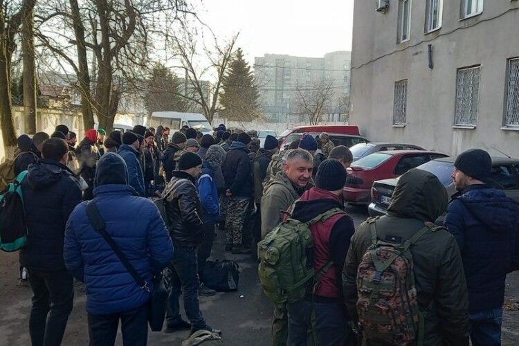 У Рівному – черги з охочих дати відсіч ворогу