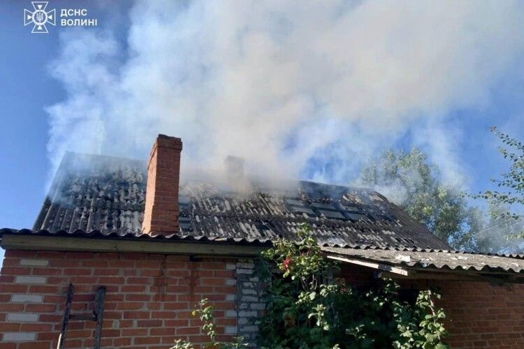 На Волині із палаючого будинку врятували подружжя літніх людей