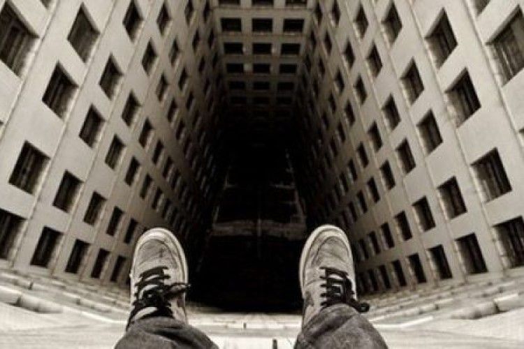 Дівчинка-підліток здійснила фатальний політ з 11 поверху