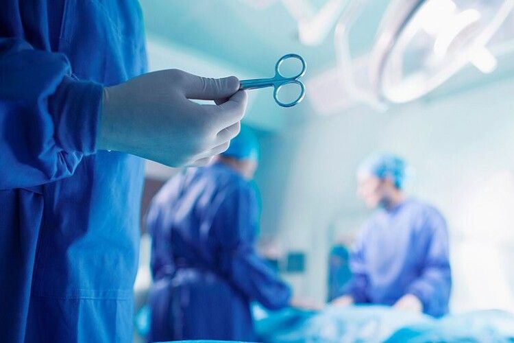 Зафіксували титаном: волинські хірурги повернули рухливість двом жінкам