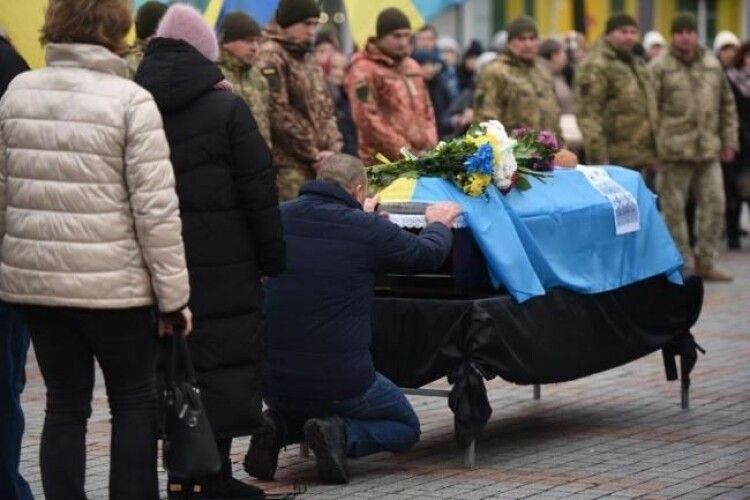 У Рівному попрощалися із батьком двох дітей, який поліг на війні (Фото)