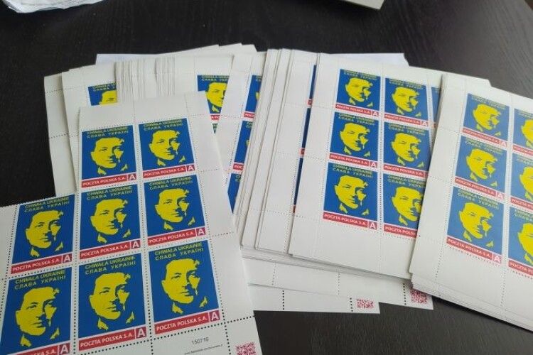 Польська пошта випустила марки з Зеленським – попри ціну їх розкупили за годину