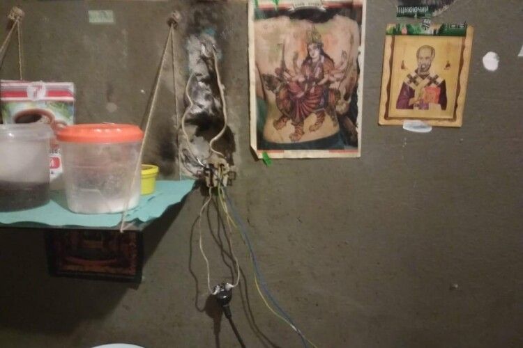 В українській колонії в’язнів катували у «клітках-стаканах» (Фото)
