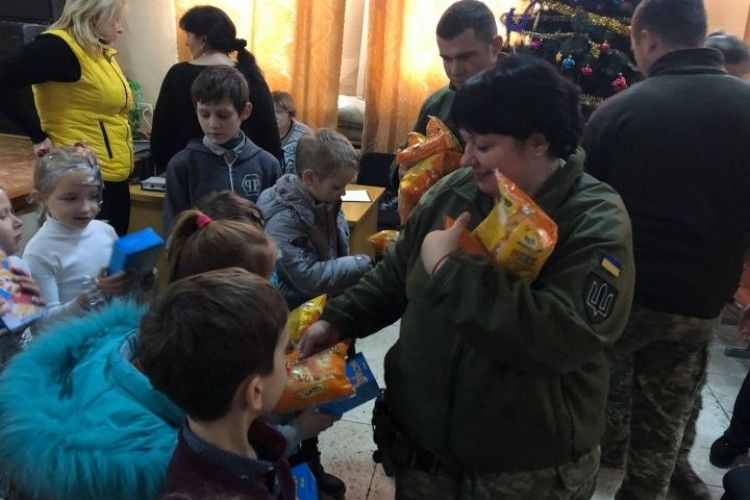 Захисники України подарували солодке свято малечі Донбасу