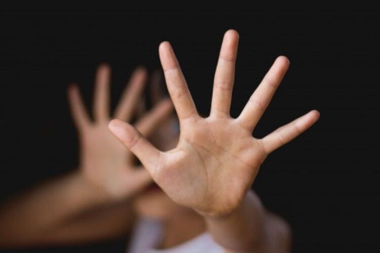 В Ужгороді судили матір, яка не врятувала свою доньку після побиття