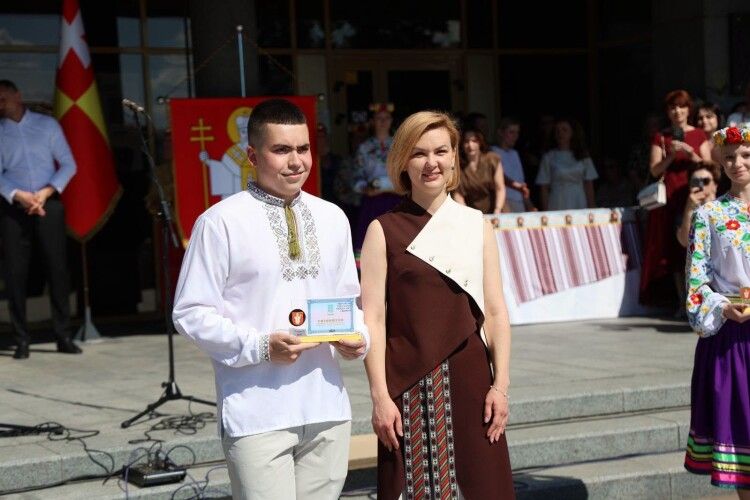 На головному майдані Луцька вітали найкращих випускників