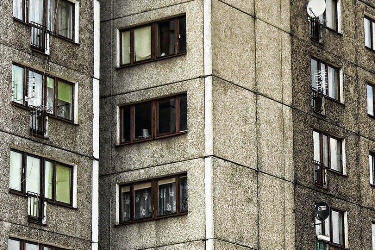 Рівнянин з балкона багатоповерхівки скинув записку з проханням про допомогу (Фото)