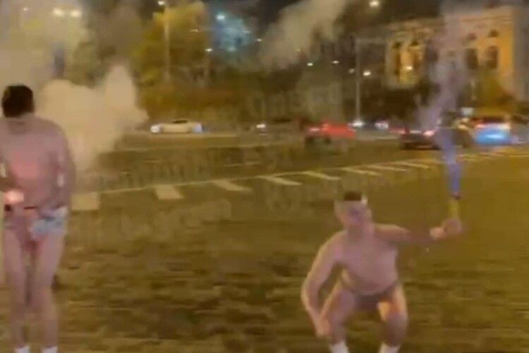 Оголені хлопці влаштували стрілянину феєрверком посеред дороги: момент потрапив на камеру (Відео 18+)