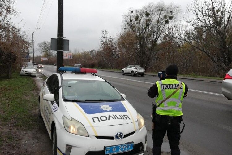 Волинські патрульні показали кумедне відео зі зразковим пішоходом (Відео)