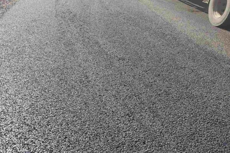 На Волині водії поїхали по свіжоукладеному асфальту і зіпсували ремонт дороги (Фото)