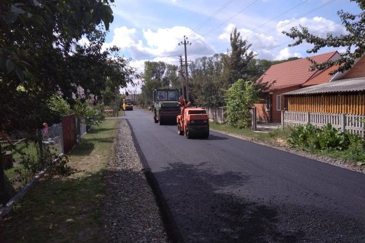 У Голобах на одній з вулиць з’явився новий асфальт 