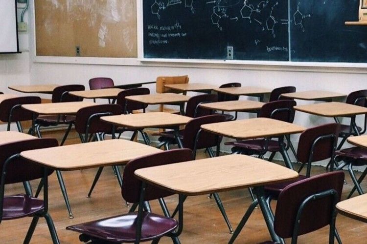 У Львові зі школи евакуювали понад чотириста дітей через їдкий запах газу