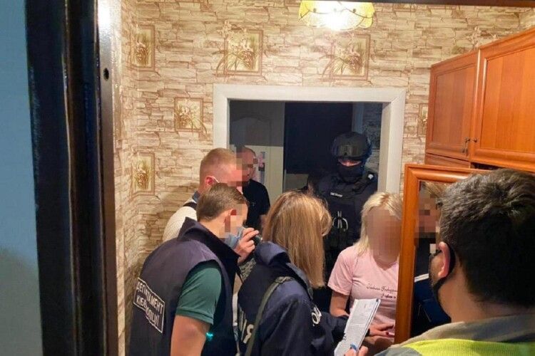 Матері кілька років знімали та продавали порно зі своїми маленькими доньками