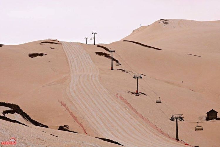 У Грузії випав помаранчевий сніг