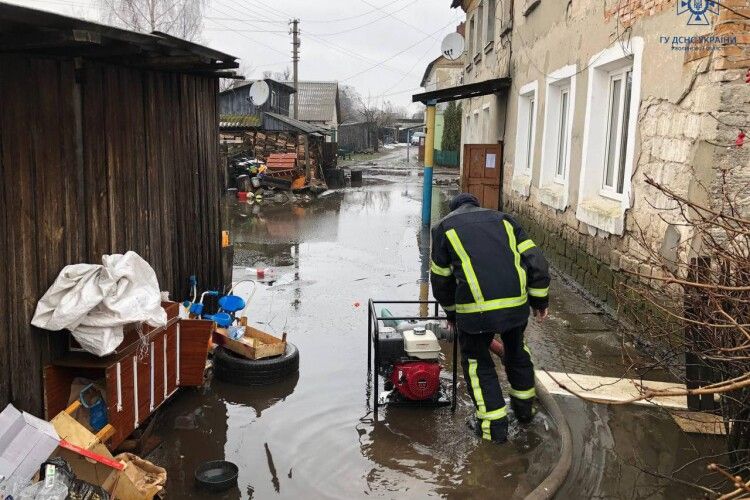 Волинські рятувальники показали, як відкачують воду з присадибних ділянок