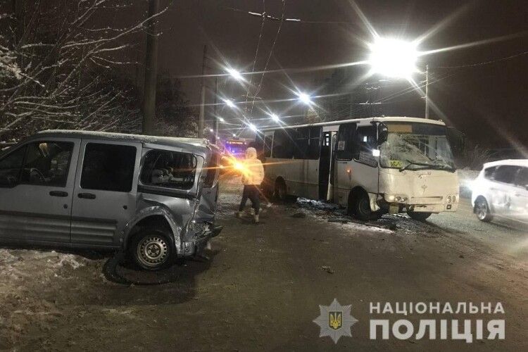 У Луцьку автобус зіткнувся з «Фордом», є постраждалі