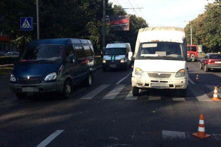 У Рівному «ГАЗель» просто на «зебрі» збила 21-річну дівчину (фото)